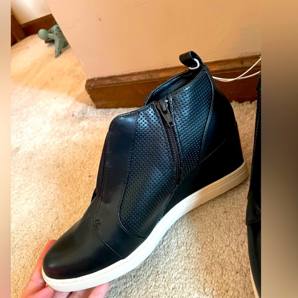 Size 9 black sneaker heels!!